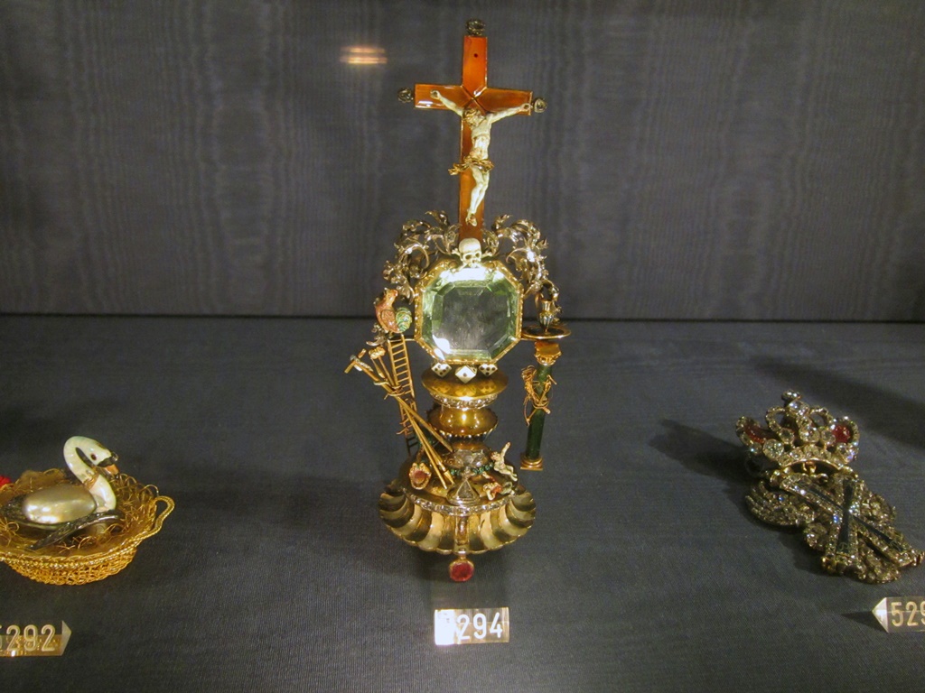 Large Jewel with Skull, Dice and Cross