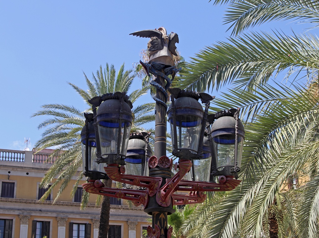 Gaudí-Designed Lamppost
