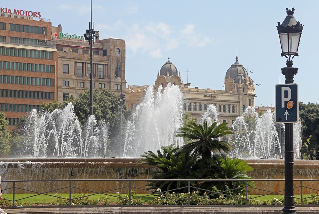 Fountain and Other El Corte Inglés Building