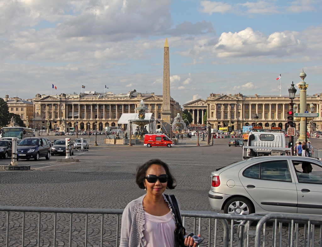 Nella and Place de la Concorde
