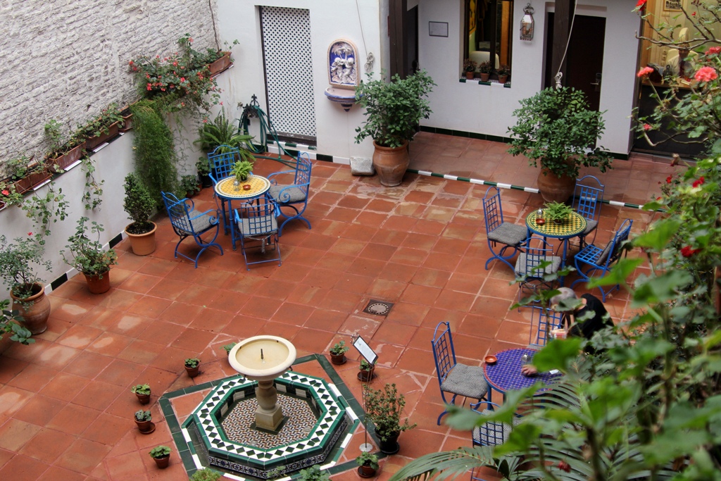 Courtyard, El Rey Moro Hotel