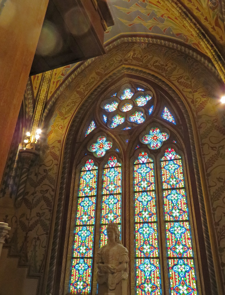 Window and Elisabeth Statue