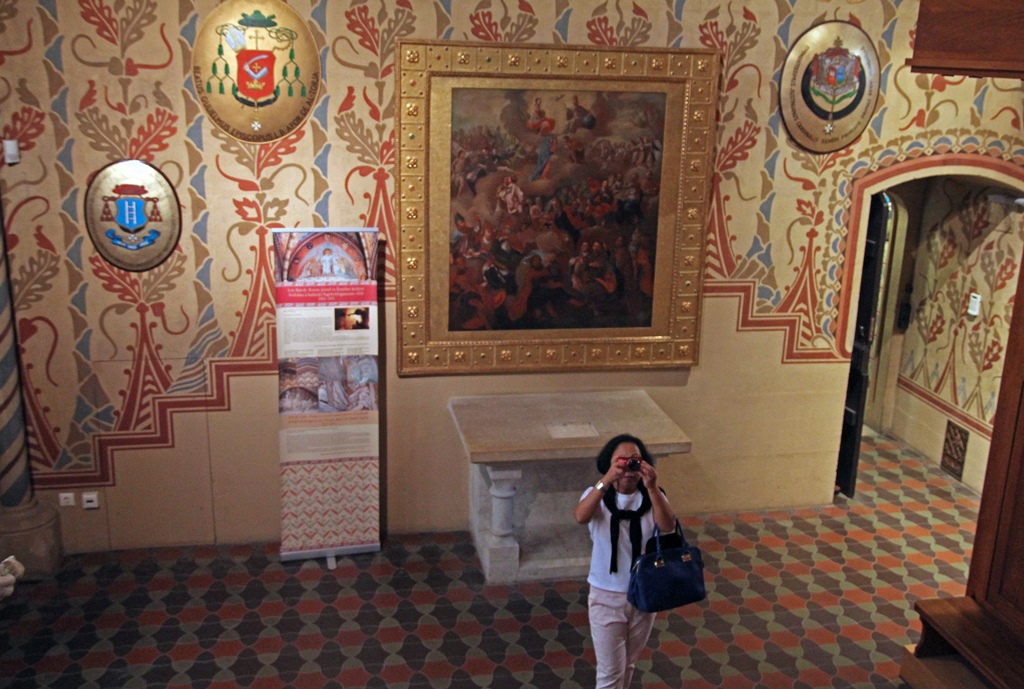 Nella in Maltese Knight Chamber