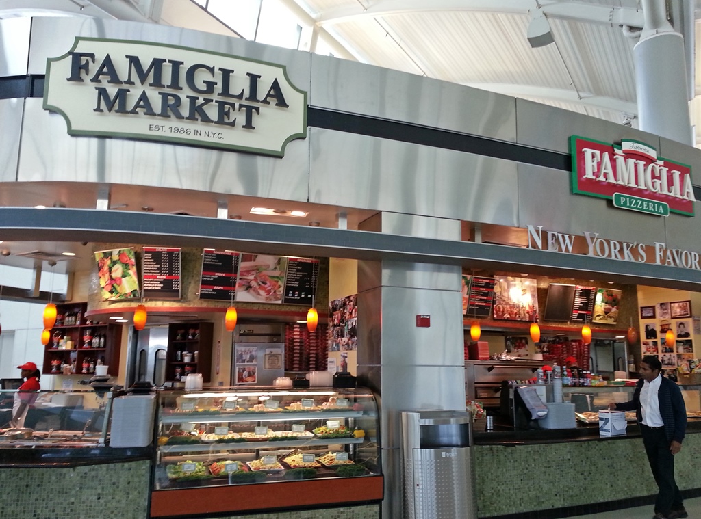 Famiglia Market and Pizzeria