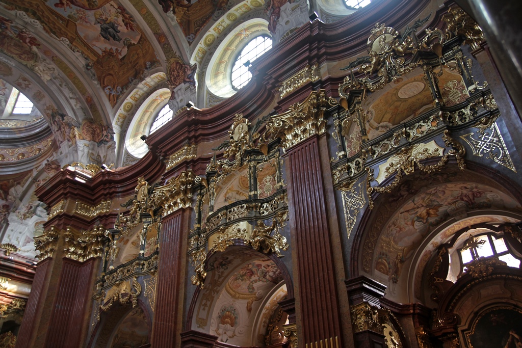 Side Chapels and Balconies