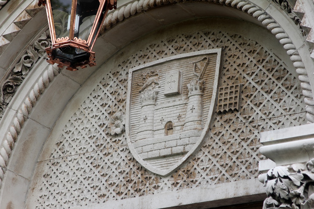 Tympanum, Museum Building
