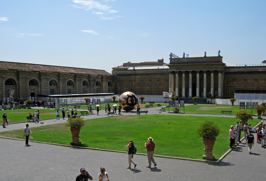 Cortile della Pigna