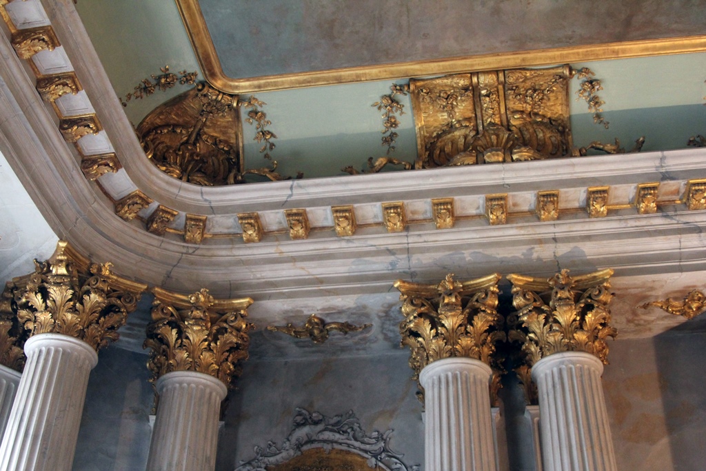 Columns and Ceiling, Vestibule