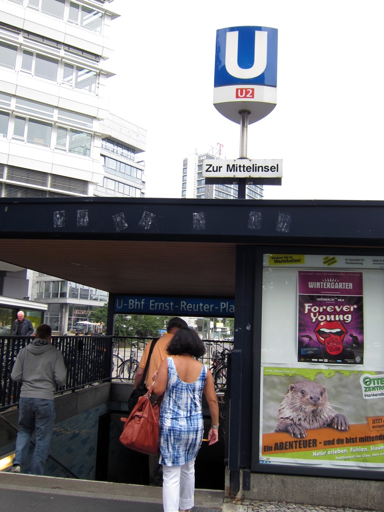 Bob and Nella and the U-Bahn Station