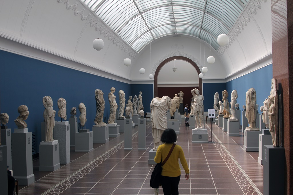Nella and Hall of Roman Statuary