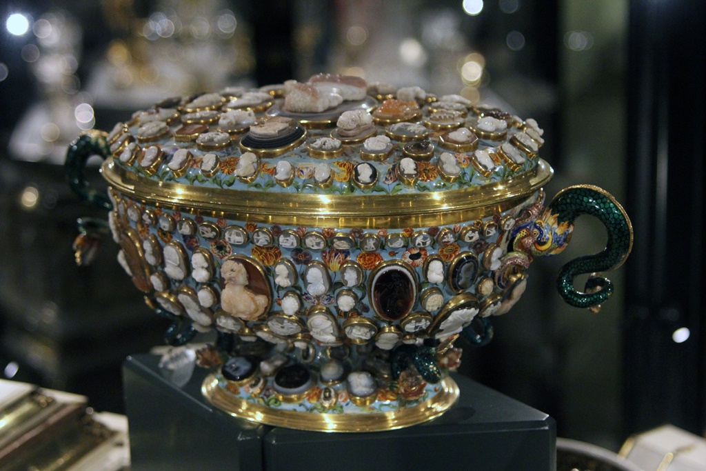 Bowl with Cameos and Intaglios