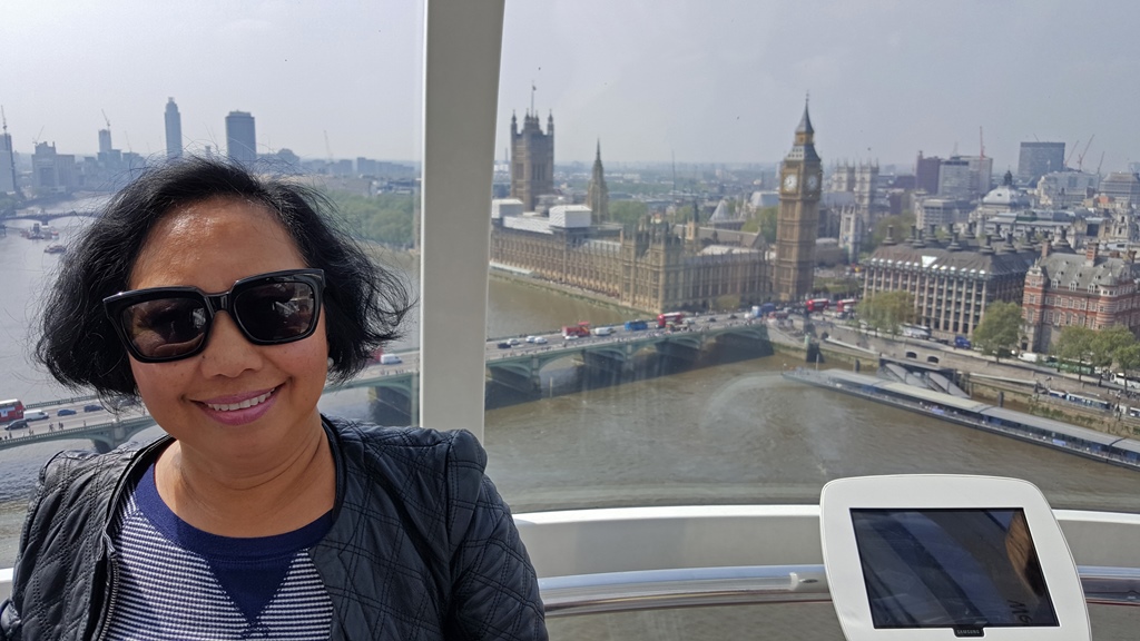 Nella with Houses of Parliament