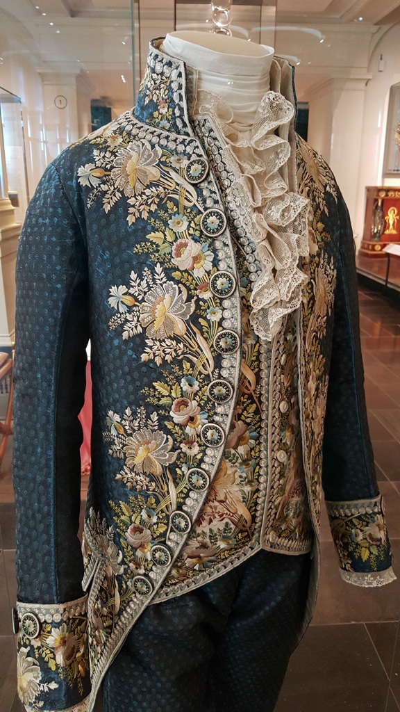 Court Suit, France