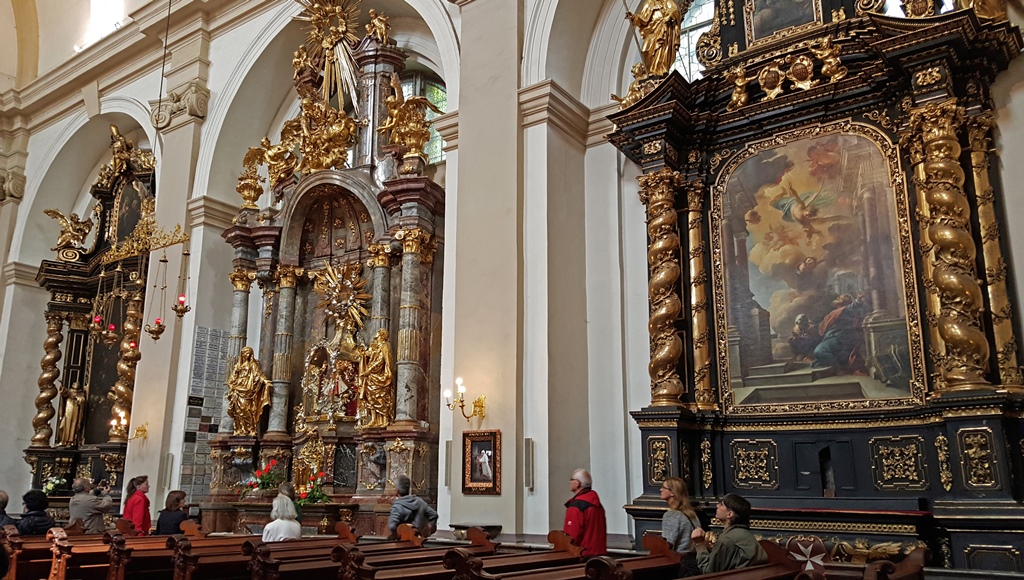 Side Altars (Epistle Side)