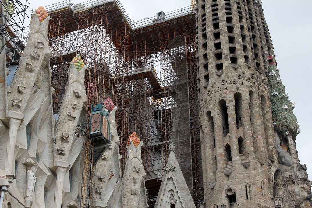 Tower of Matthias, Scaffolding and Fruit