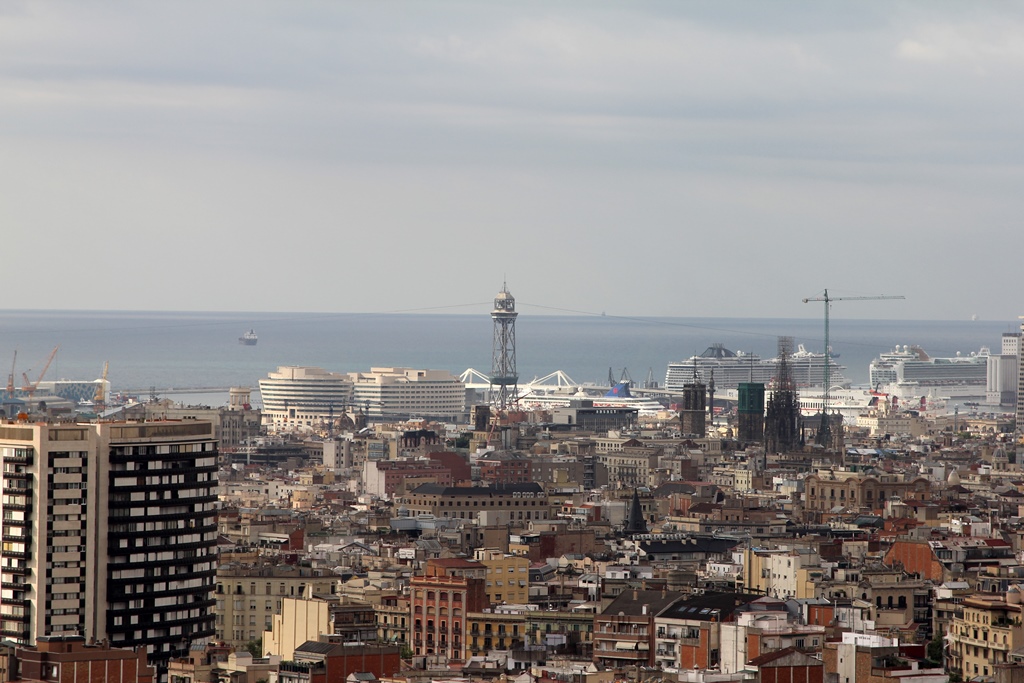 Tower of Jaime I, Cathedral and Cruise Ships