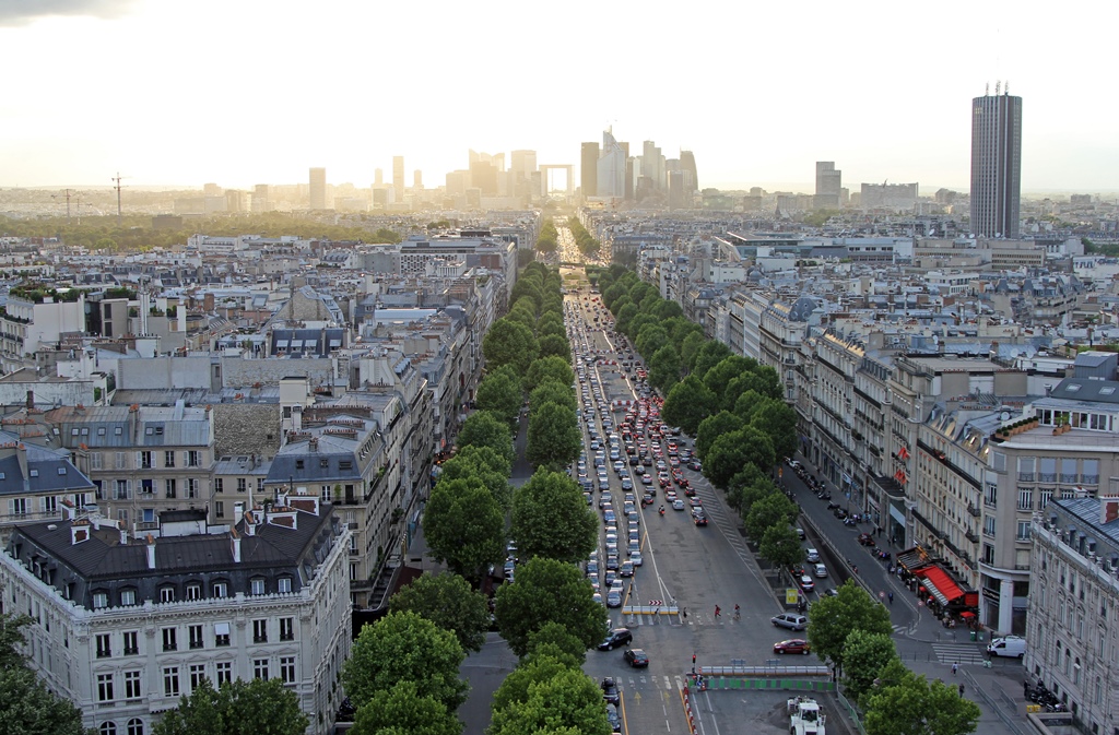 Avenue de la Grande Armée and La Défense