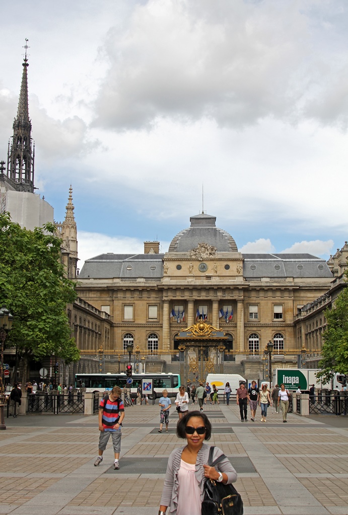 Nella with Sainte-Chapelle and Palace of Justice