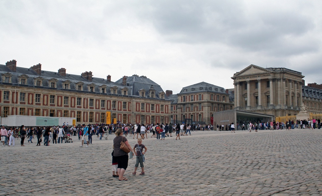 Palace and Ticket Line