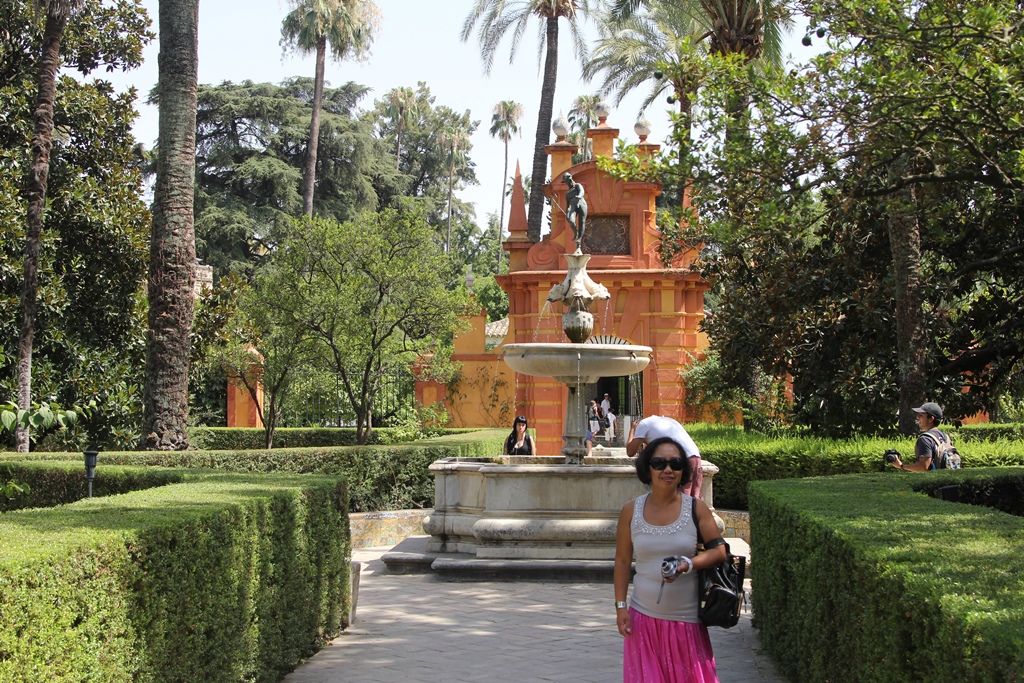 Nella and Neptune's Fountain, Damsels' Garden
