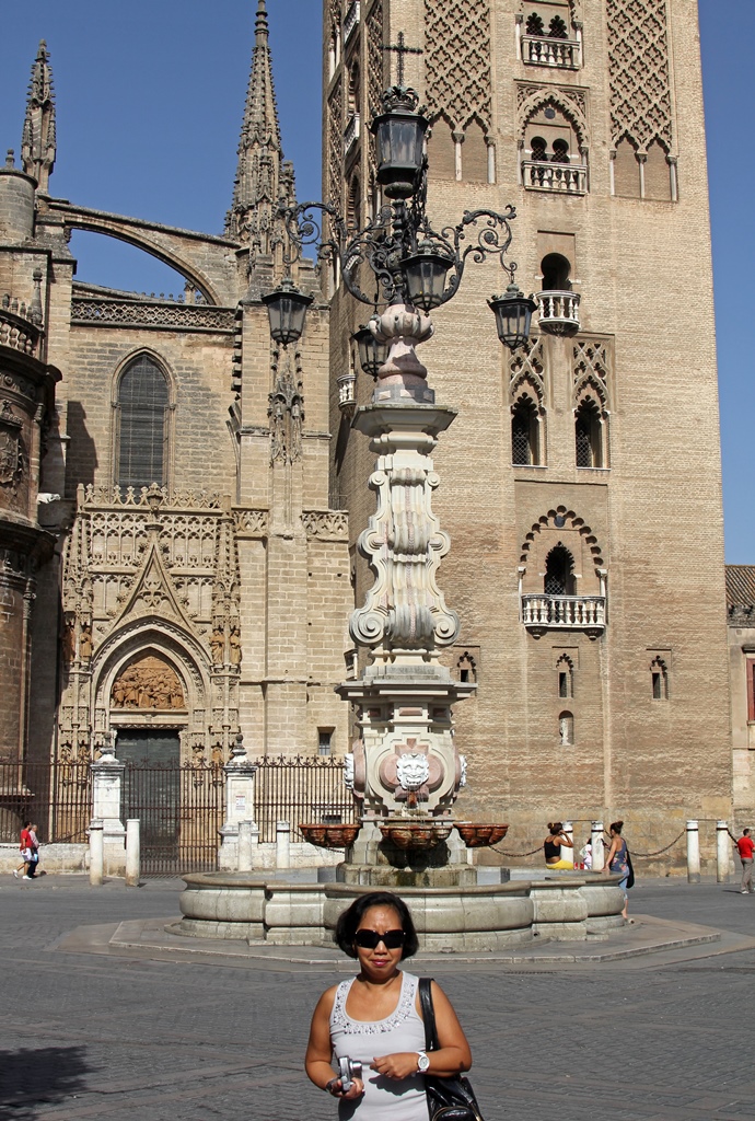 Nella, Fountain and Giralda